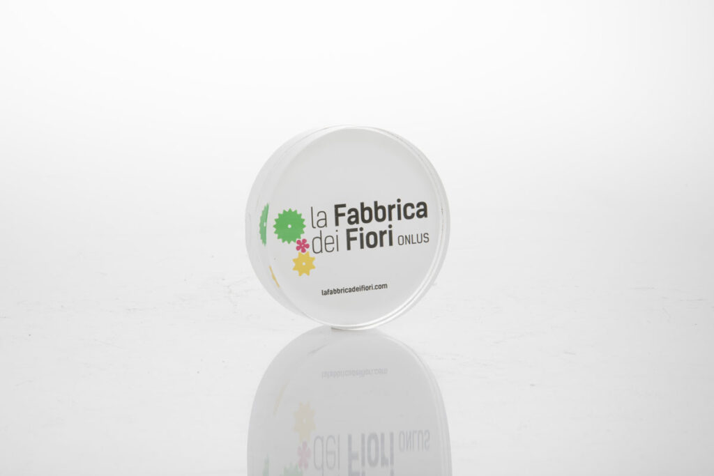 La Fabbrica Dei Fiori Onlus Targa Espositiva Fermacarta - PMMA e Plexiglas