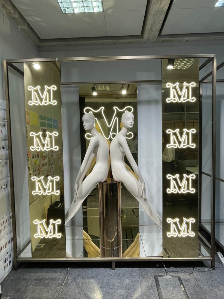 Max Mara Vetrina Esposizione - Specchio e Illuminazione